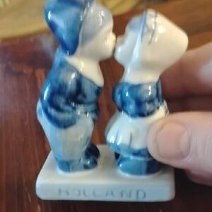 Blue and White Holland Kissing Figurines